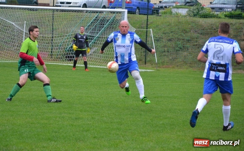 Zdjęcie w galerii na portalu naszraciborz.pl: Szybki mecz i dziewięć bramek na boisku w Jankowicach wiadomości z regionu