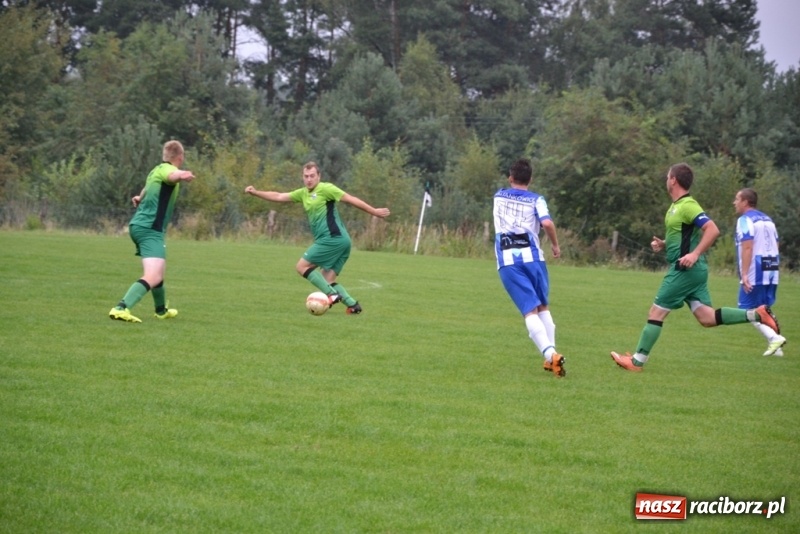 Zdjęcie w galerii na portalu naszraciborz.pl: Szybki mecz i dziewięć bramek na boisku w Jankowicach wiadomości z regionu