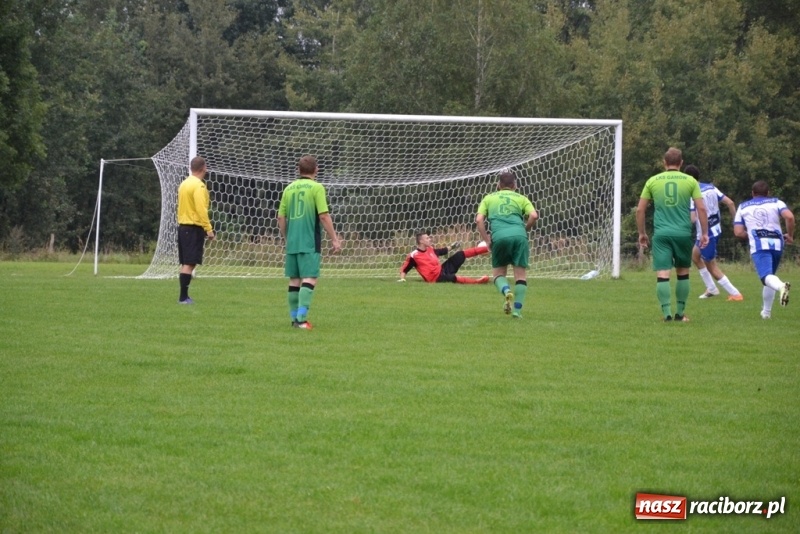 Zdjęcie w galerii na portalu naszraciborz.pl: Szybki mecz i dziewięć bramek na boisku w Jankowicach wiadomości z regionu