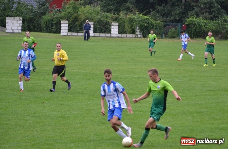 Zdjęcie w galerii na portalu naszraciborz.pl: Szybki mecz i dziewięć bramek na boisku w Jankowicach wiadomości z regionu