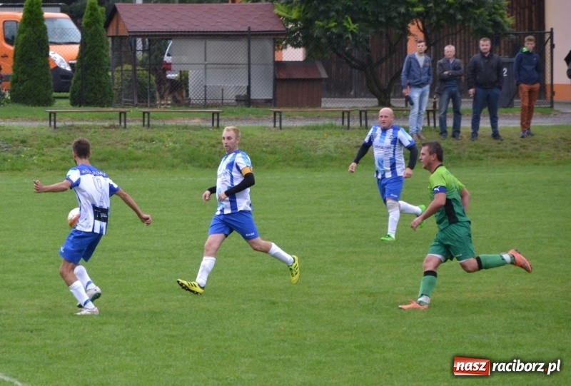 Zdjęcie w galerii na portalu naszraciborz.pl: Szybki mecz i dziewięć bramek na boisku w Jankowicach wiadomości z regionu