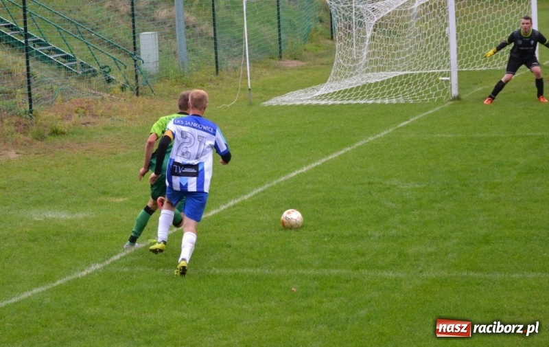 Zdjęcie w galerii na portalu naszraciborz.pl: Szybki mecz i dziewięć bramek na boisku w Jankowicach wiadomości z regionu