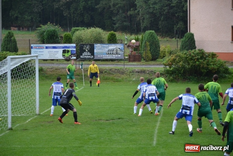 Zdjęcie w galerii na portalu naszraciborz.pl: Szybki mecz i dziewięć bramek na boisku w Jankowicach wiadomości z regionu