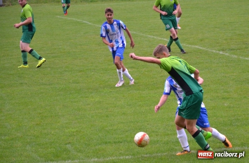 Zdjęcie w galerii na portalu naszraciborz.pl: Szybki mecz i dziewięć bramek na boisku w Jankowicach wiadomości z regionu