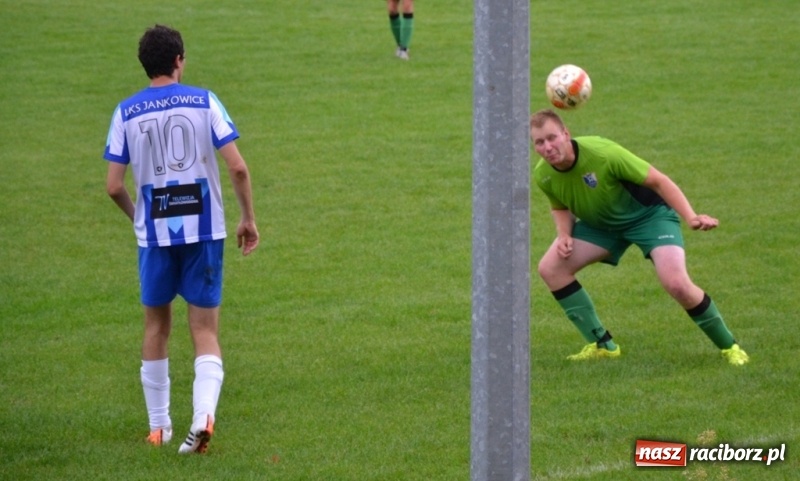 Zdjęcie w galerii na portalu naszraciborz.pl: Szybki mecz i dziewięć bramek na boisku w Jankowicach wiadomości z regionu