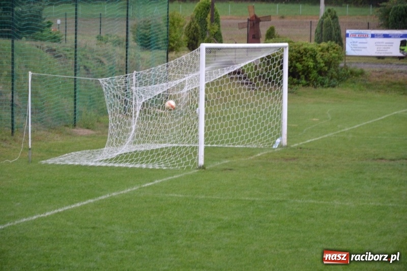 Zdjęcie w galerii na portalu naszraciborz.pl: Szybki mecz i dziewięć bramek na boisku w Jankowicach wiadomości z regionu
