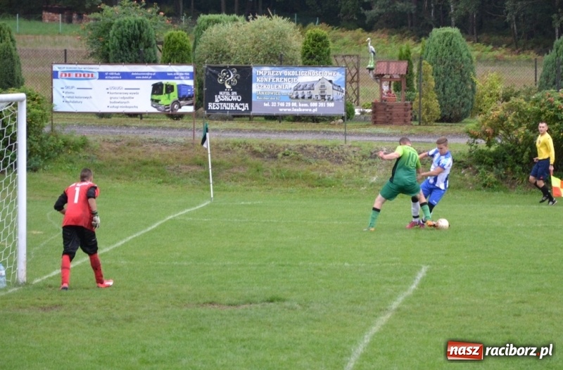 Zdjęcie w galerii na portalu naszraciborz.pl: Szybki mecz i dziewięć bramek na boisku w Jankowicach wiadomości z regionu