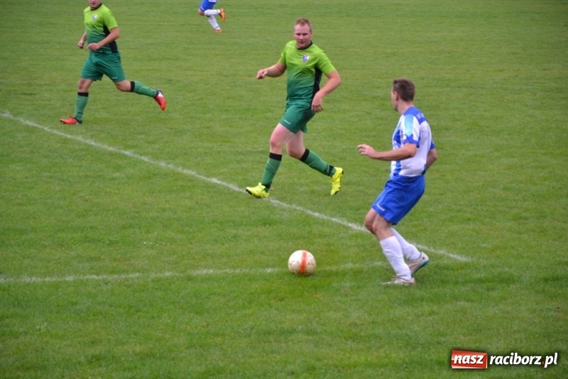 Zdjęcie w galerii na portalu naszraciborz.pl: Szybki mecz i dziewięć bramek na boisku w Jankowicach wiadomości z regionu