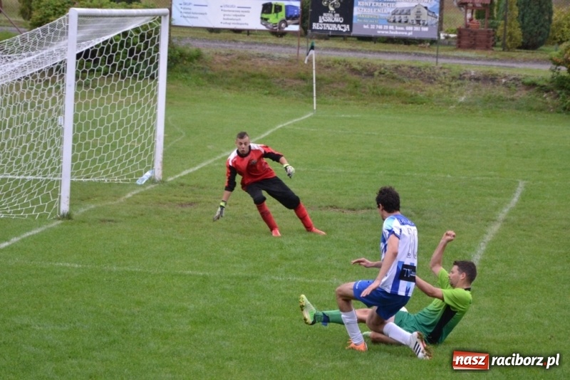 Zdjęcie w galerii na portalu naszraciborz.pl: Szybki mecz i dziewięć bramek na boisku w Jankowicach wiadomości z regionu