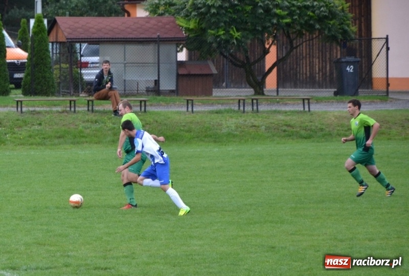 Zdjęcie w galerii na portalu naszraciborz.pl: Szybki mecz i dziewięć bramek na boisku w Jankowicach wiadomości z regionu
