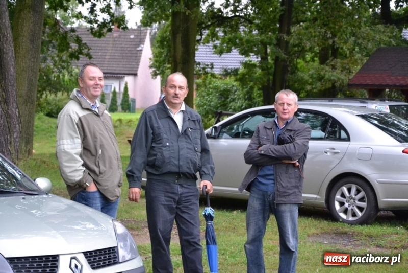 Zdjęcie w galerii na portalu naszraciborz.pl: Szybki mecz i dziewięć bramek na boisku w Jankowicach wiadomości z regionu