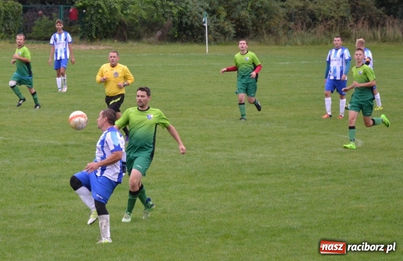 Zdjęcie w galerii na portalu naszraciborz.pl: Szybki mecz i dziewięć bramek na boisku w Jankowicach wiadomości z regionu