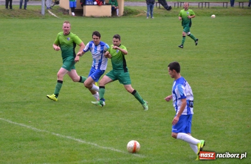 Zdjęcie w galerii na portalu naszraciborz.pl: Szybki mecz i dziewięć bramek na boisku w Jankowicach wiadomości z regionu