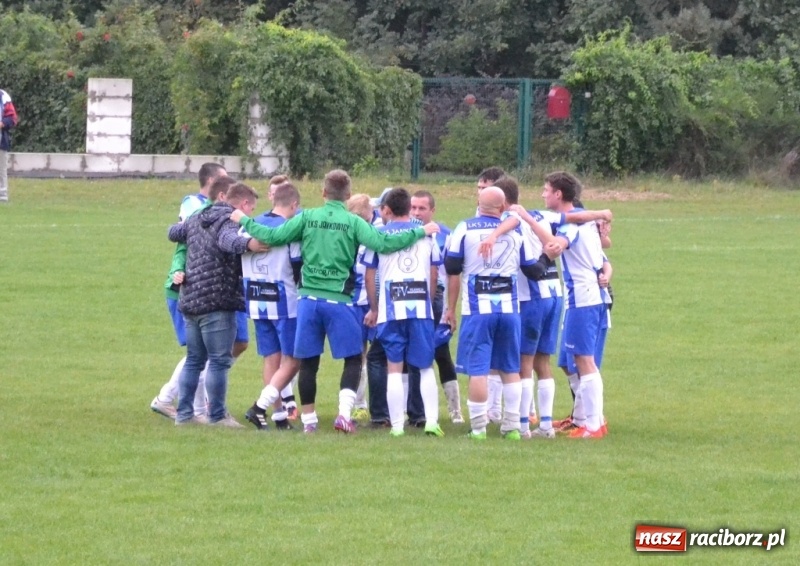Zdjęcie w galerii na portalu naszraciborz.pl: Szybki mecz i dziewięć bramek na boisku w Jankowicach wiadomości z regionu