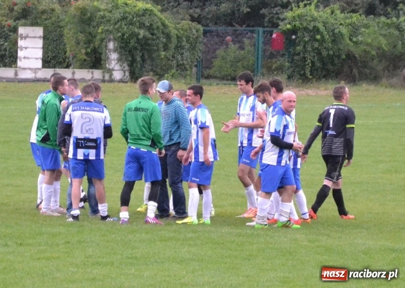 Zdjęcie w galerii na portalu naszraciborz.pl: Szybki mecz i dziewięć bramek na boisku w Jankowicach wiadomości z regionu
