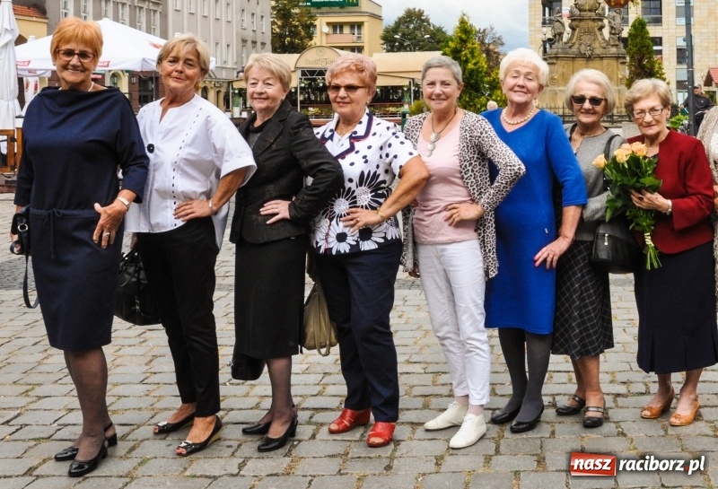 Zdjęcie w galerii na portalu naszraciborz.pl: Pół wieku po maturze, a wspomnienia wciąż żywe - spotkanie absolwentek Ekonomika wiadomości z regionu
