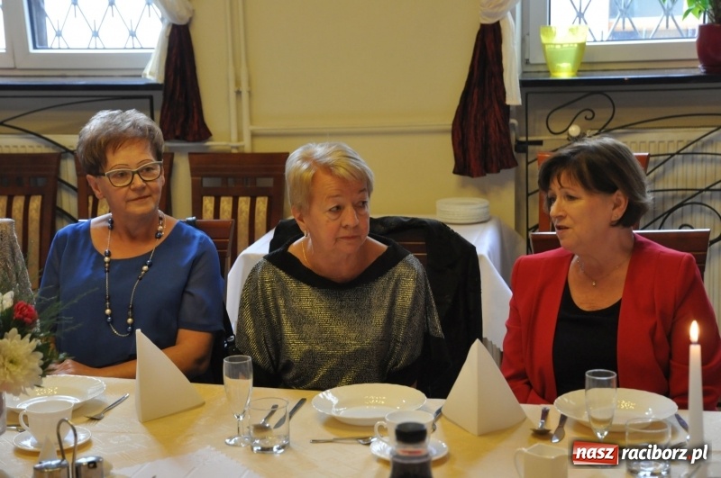 Zdjęcie w galerii na portalu naszraciborz.pl: Pół wieku po maturze, a wspomnienia wciąż żywe - spotkanie absolwentek Ekonomika wiadomości z regionu