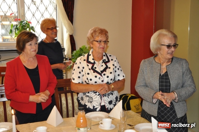 Zdjęcie w galerii na portalu naszraciborz.pl: Pół wieku po maturze, a wspomnienia wciąż żywe - spotkanie absolwentek Ekonomika wiadomości z regionu