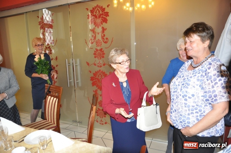 Zdjęcie w galerii na portalu naszraciborz.pl: Pół wieku po maturze, a wspomnienia wciąż żywe - spotkanie absolwentek Ekonomika wiadomości z regionu
