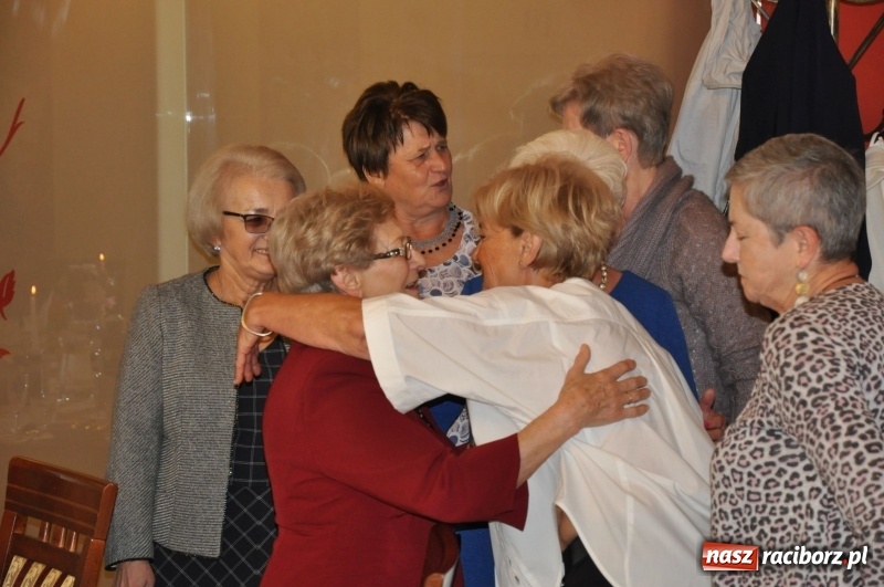 Zdjęcie w galerii na portalu naszraciborz.pl: Pół wieku po maturze, a wspomnienia wciąż żywe - spotkanie absolwentek Ekonomika wiadomości z regionu