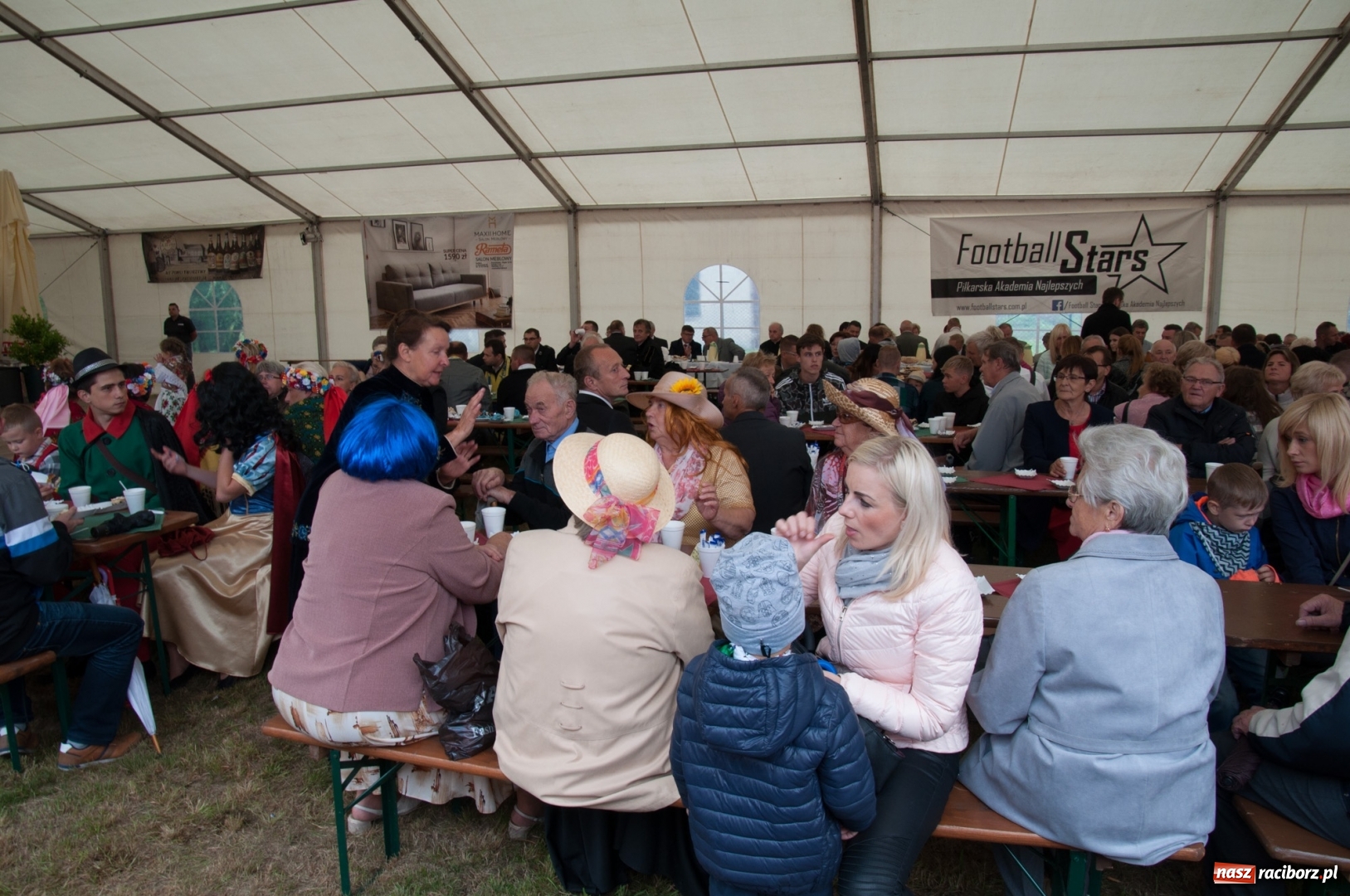 Zdjęcie w galerii na portalu naszraciborz.pl: Marcin Daniec gwiazdą dożynek i dziesięciolecia LKS w Raszczycach wiadomości z regionu