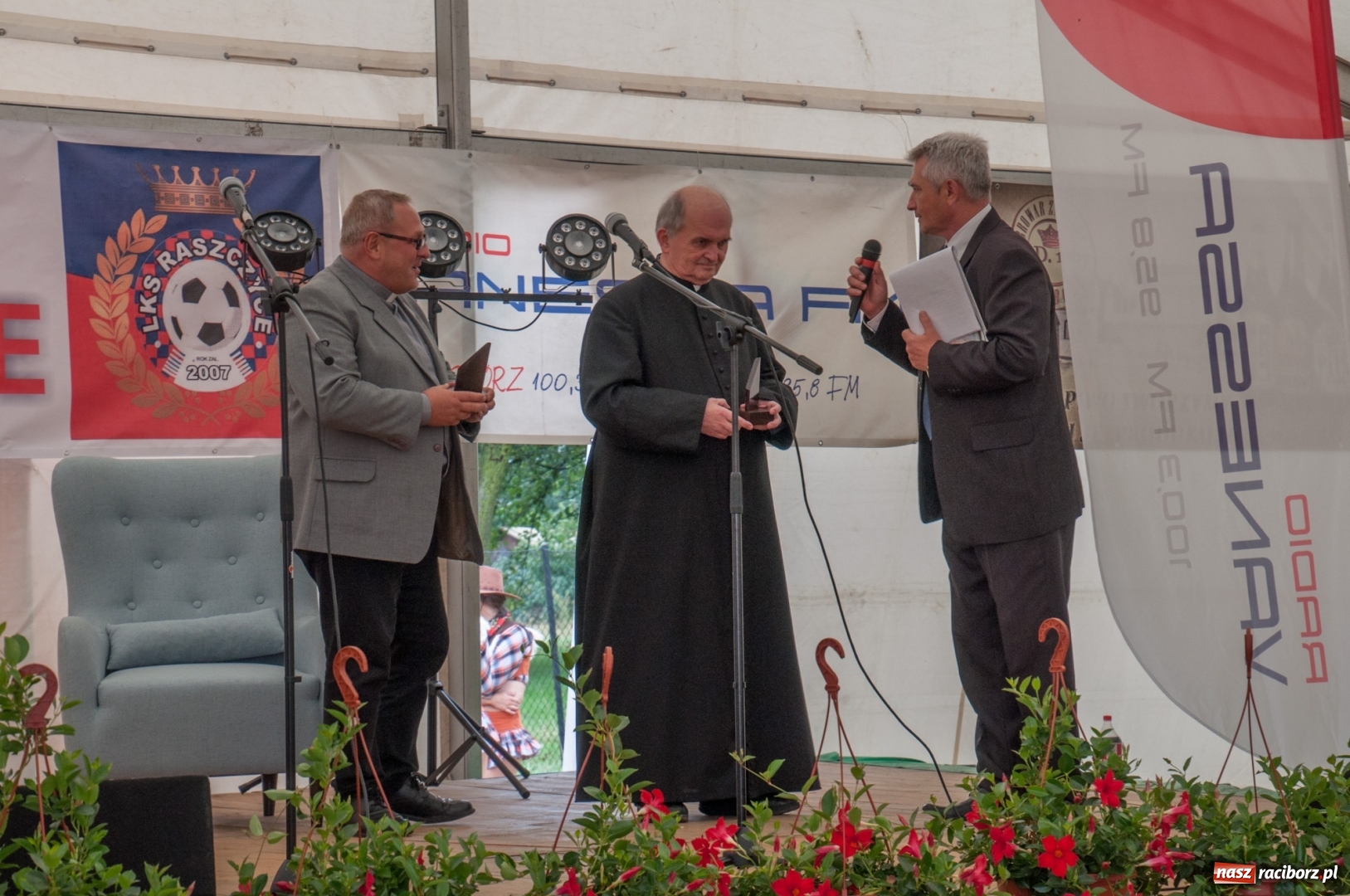 Zdjęcie w galerii na portalu naszraciborz.pl: Marcin Daniec gwiazdą dożynek i dziesięciolecia LKS w Raszczycach wiadomości z regionu
