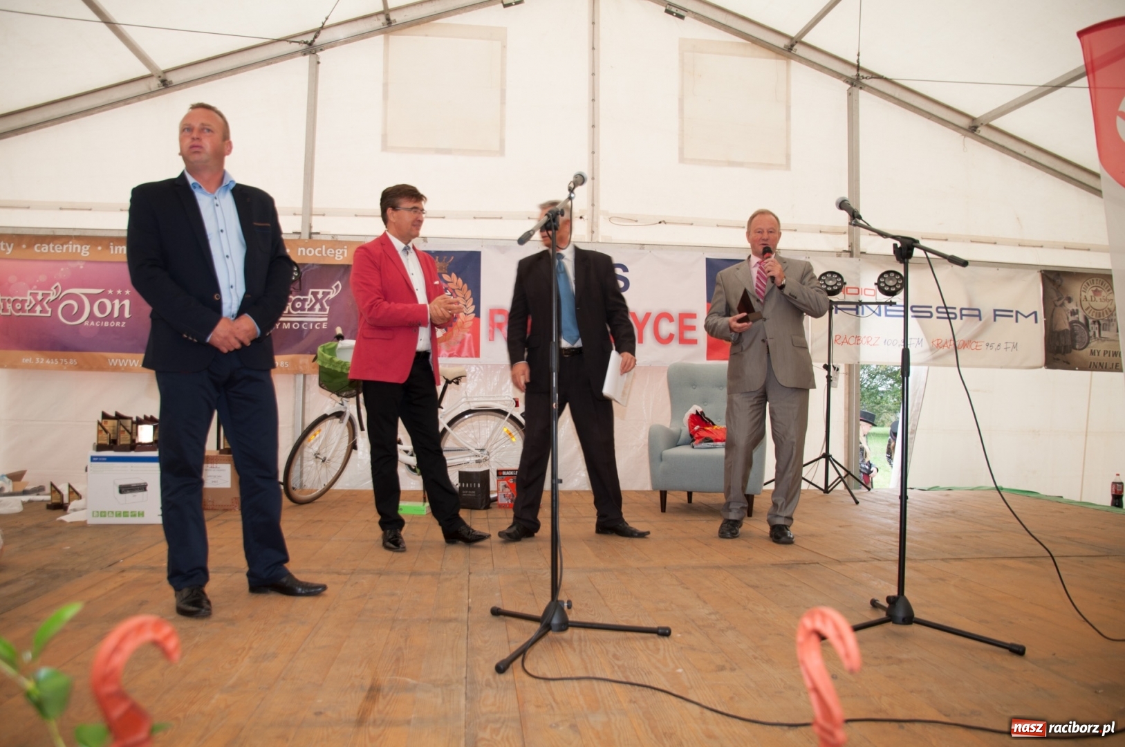 Zdjęcie w galerii na portalu naszraciborz.pl: Marcin Daniec gwiazdą dożynek i dziesięciolecia LKS w Raszczycach wiadomości z regionu