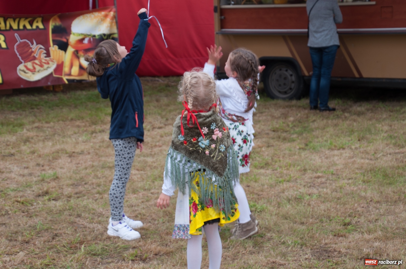 Zdjęcie w galerii na portalu naszraciborz.pl: Marcin Daniec gwiazdą dożynek i dziesięciolecia LKS w Raszczycach wiadomości z regionu