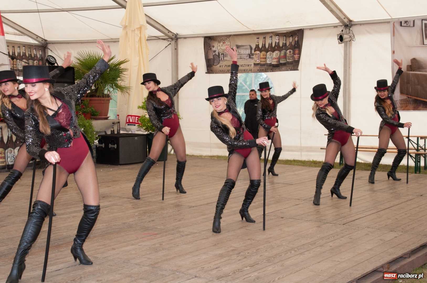 Zdjęcie w galerii na portalu naszraciborz.pl: Marcin Daniec gwiazdą dożynek i dziesięciolecia LKS w Raszczycach wiadomości z regionu