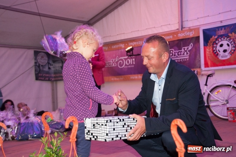 Zdjęcie w galerii na portalu naszraciborz.pl: Marcin Daniec gwiazdą dożynek i dziesięciolecia LKS w Raszczycach wiadomości z regionu