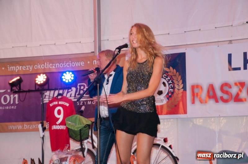 Zdjęcie w galerii na portalu naszraciborz.pl: Marcin Daniec gwiazdą dożynek i dziesięciolecia LKS w Raszczycach wiadomości z regionu