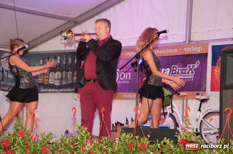 Zdjęcie w galerii na portalu naszraciborz.pl: Marcin Daniec gwiazdą dożynek i dziesięciolecia LKS w Raszczycach wiadomości z regionu