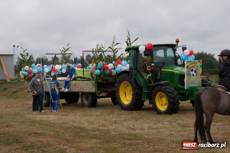 Zdjęcie w galerii na portalu naszraciborz.pl: Marcin Daniec gwiazdą dożynek i dziesięciolecia LKS w Raszczycach wiadomości z regionu