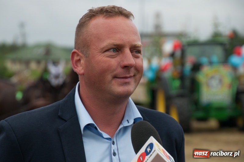 Zdjęcie w galerii na portalu naszraciborz.pl: Marcin Daniec gwiazdą dożynek i dziesięciolecia LKS w Raszczycach wiadomości z regionu