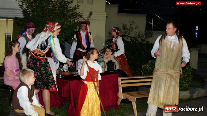 Zdjęcie w galerii na portalu naszraciborz.pl: Spektakl Wesele Teatru Wodzisławskiej Ulicy w ramach Narodowego Czytania wiadomości z regionu