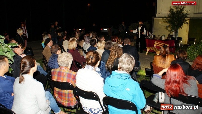 Zdjęcie w galerii na portalu naszraciborz.pl: Spektakl Wesele Teatru Wodzisławskiej Ulicy w ramach Narodowego Czytania wiadomości z regionu