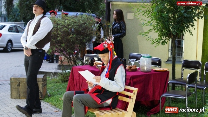 Zdjęcie w galerii na portalu naszraciborz.pl: Spektakl Wesele Teatru Wodzisławskiej Ulicy w ramach Narodowego Czytania wiadomości z regionu