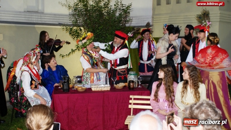 Zdjęcie w galerii na portalu naszraciborz.pl: Spektakl Wesele Teatru Wodzisławskiej Ulicy w ramach Narodowego Czytania wiadomości z regionu