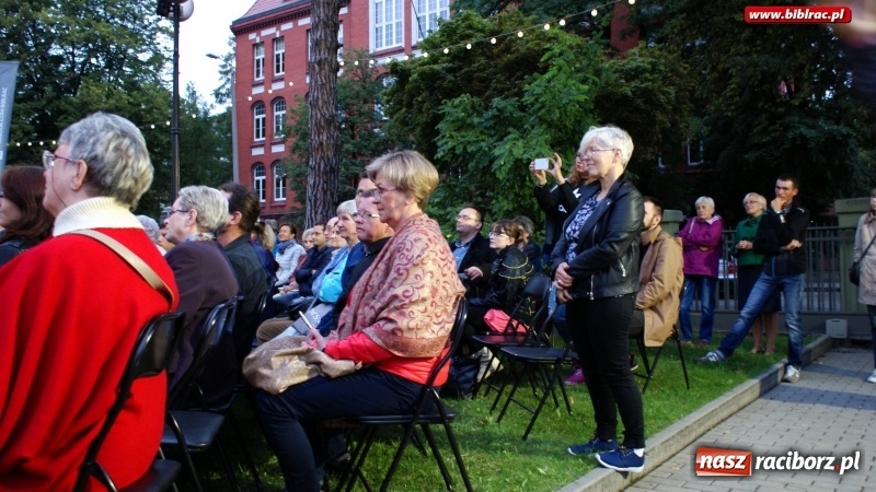 Zdjęcie w galerii na portalu naszraciborz.pl: Spektakl Wesele Teatru Wodzisławskiej Ulicy w ramach Narodowego Czytania wiadomości z regionu