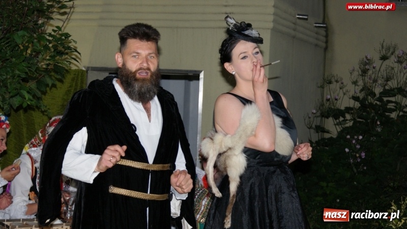 Zdjęcie w galerii na portalu naszraciborz.pl: Spektakl Wesele Teatru Wodzisławskiej Ulicy w ramach Narodowego Czytania wiadomości z regionu