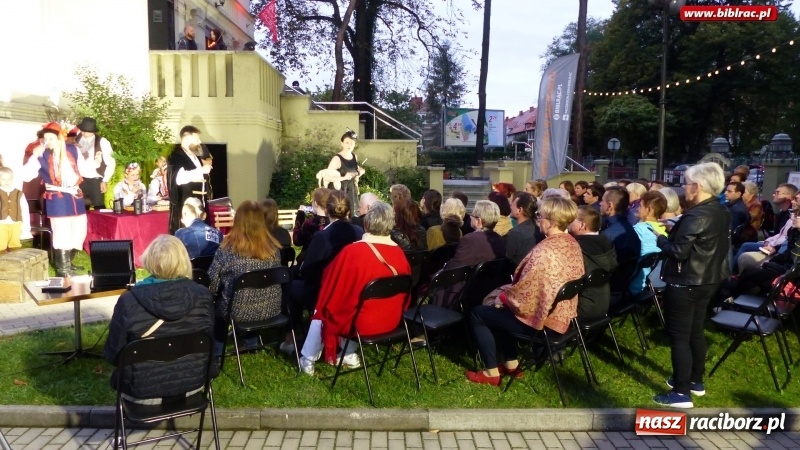 Zdjęcie w galerii na portalu naszraciborz.pl: Spektakl Wesele Teatru Wodzisławskiej Ulicy w ramach Narodowego Czytania wiadomości z regionu