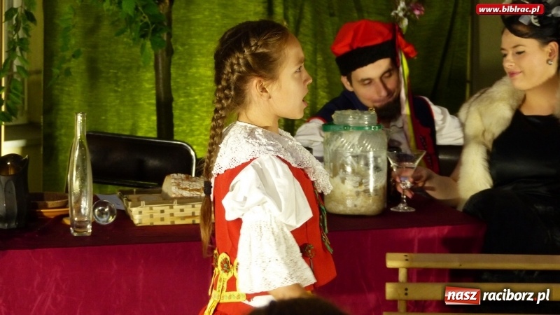 Zdjęcie w galerii na portalu naszraciborz.pl: Spektakl Wesele Teatru Wodzisławskiej Ulicy w ramach Narodowego Czytania wiadomości z regionu