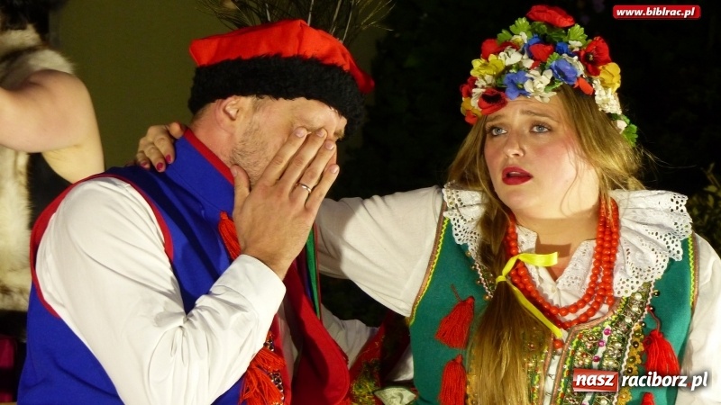 Zdjęcie w galerii na portalu naszraciborz.pl: Spektakl Wesele Teatru Wodzisławskiej Ulicy w ramach Narodowego Czytania wiadomości z regionu