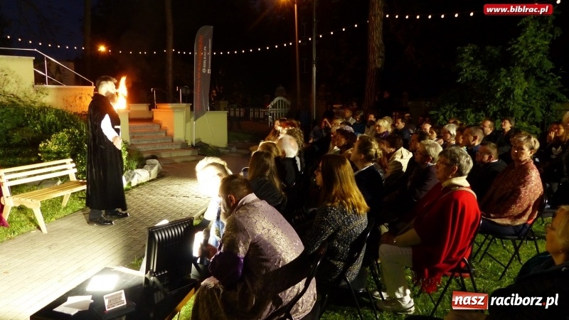 Zdjęcie w galerii na portalu naszraciborz.pl: Spektakl Wesele Teatru Wodzisławskiej Ulicy w ramach Narodowego Czytania wiadomości z regionu