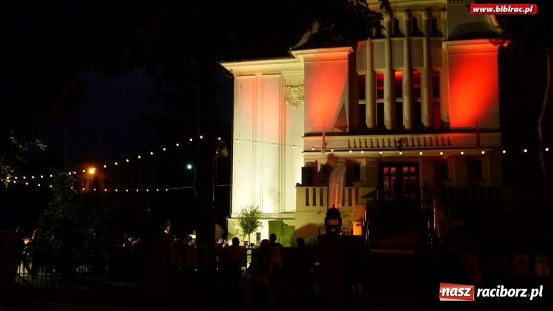 Zdjęcie w galerii na portalu naszraciborz.pl: Spektakl Wesele Teatru Wodzisławskiej Ulicy w ramach Narodowego Czytania wiadomości z regionu