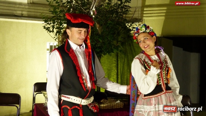 Zdjęcie w galerii na portalu naszraciborz.pl: Spektakl Wesele Teatru Wodzisławskiej Ulicy w ramach Narodowego Czytania wiadomości z regionu