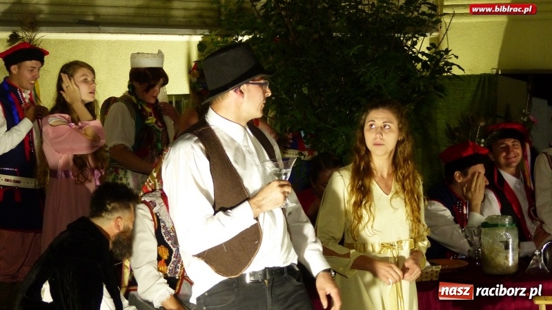 Zdjęcie w galerii na portalu naszraciborz.pl: Spektakl Wesele Teatru Wodzisławskiej Ulicy w ramach Narodowego Czytania wiadomości z regionu