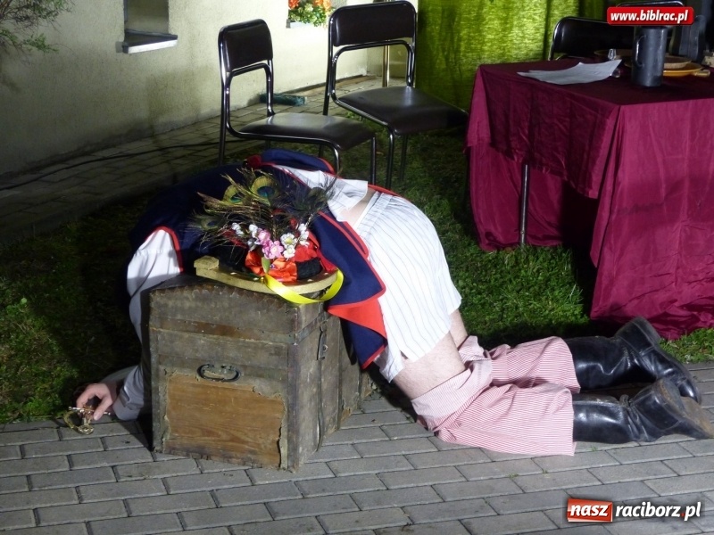 Zdjęcie w galerii na portalu naszraciborz.pl: Spektakl Wesele Teatru Wodzisławskiej Ulicy w ramach Narodowego Czytania wiadomości z regionu