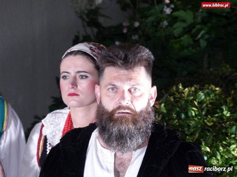 Zdjęcie w galerii na portalu naszraciborz.pl: Spektakl Wesele Teatru Wodzisławskiej Ulicy w ramach Narodowego Czytania wiadomości z regionu