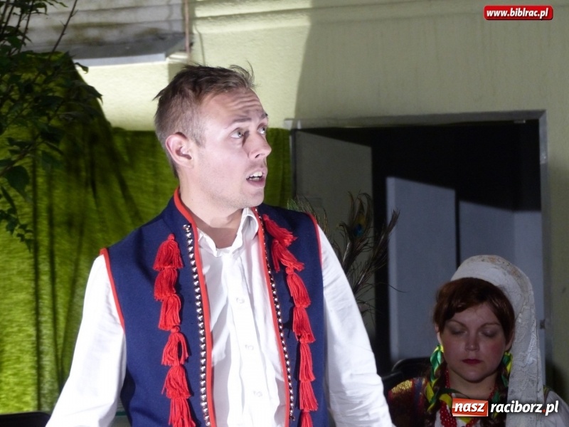 Zdjęcie w galerii na portalu naszraciborz.pl: Spektakl Wesele Teatru Wodzisławskiej Ulicy w ramach Narodowego Czytania wiadomości z regionu